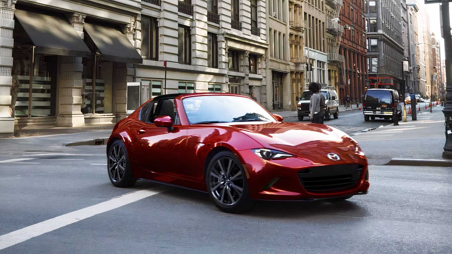 Prednja snimka Mazde MX-5 Miate iz 2026. koja pravi skretanje
