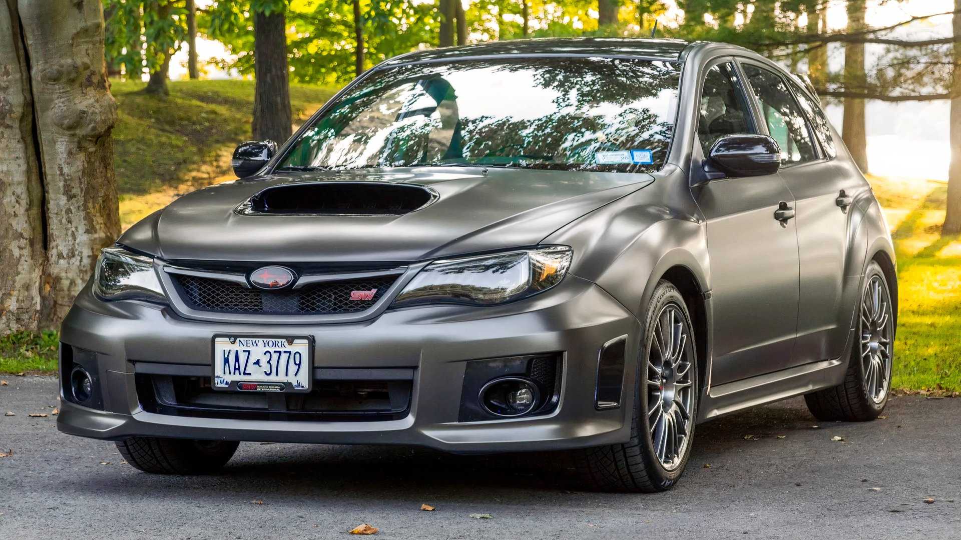 2012 Subaru Impreza WRX STi prednji 3/4 snimak parkiran na cesti