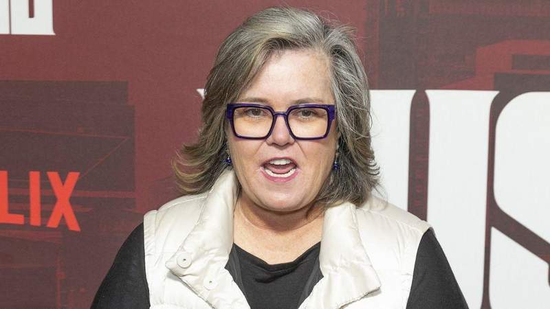Rosie O'Donnell será a apresentadora convidada de 'Jimmy Kimmel Live!' começando em 17 de agosto, enquanto a estrela da madrugada está ausente.mega