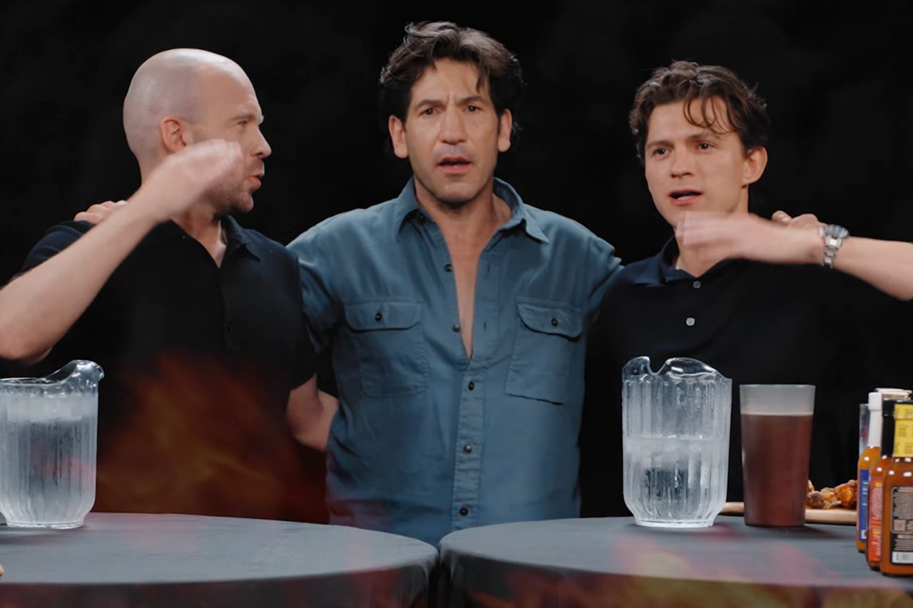 Sean Evans, Jon Bernthal y Tom Holland en 'Hot Ones'Crédito: First We Feast