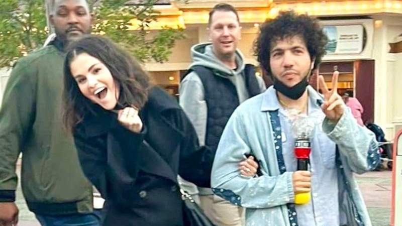 Benny Blanco and Selena Gomez toasted with wine as they prepared a traditional Italian meal together.MEGA