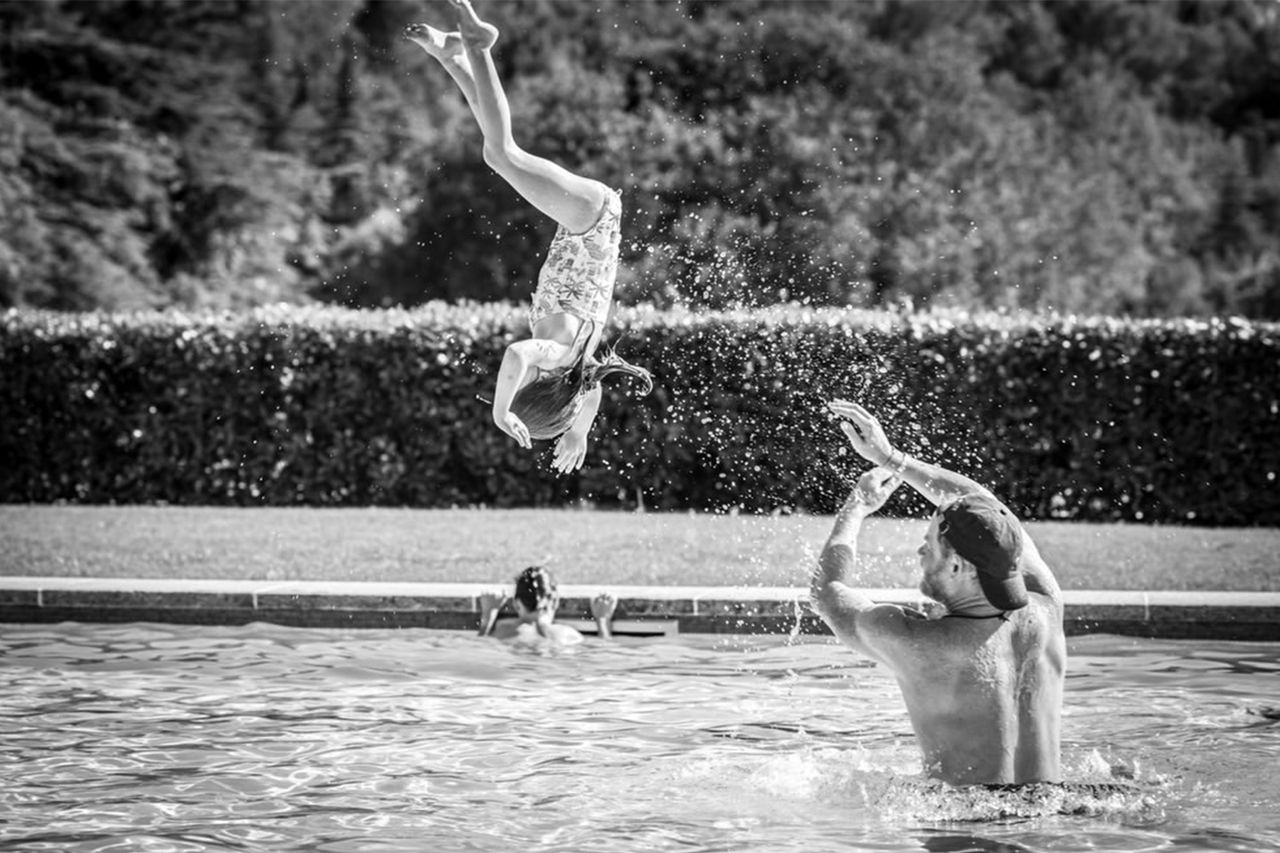 El príncipe Harry lanza a la princesa Lilibet al aire mientras el príncipe Archie nada detrás de ellos en las nuevas fotos de vacaciones familiares de Meghan Markle, publicadas el 23 de julio de 2026. Crédito: Meghan Markle/Instagram