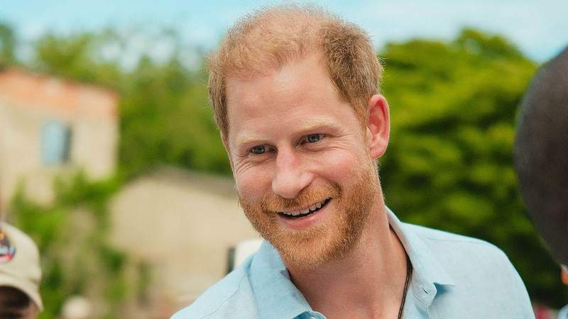 El príncipe Harry mencionó al príncipe William durante una conversación sobre fútbol, afirmaron fuentes internas.MEGA