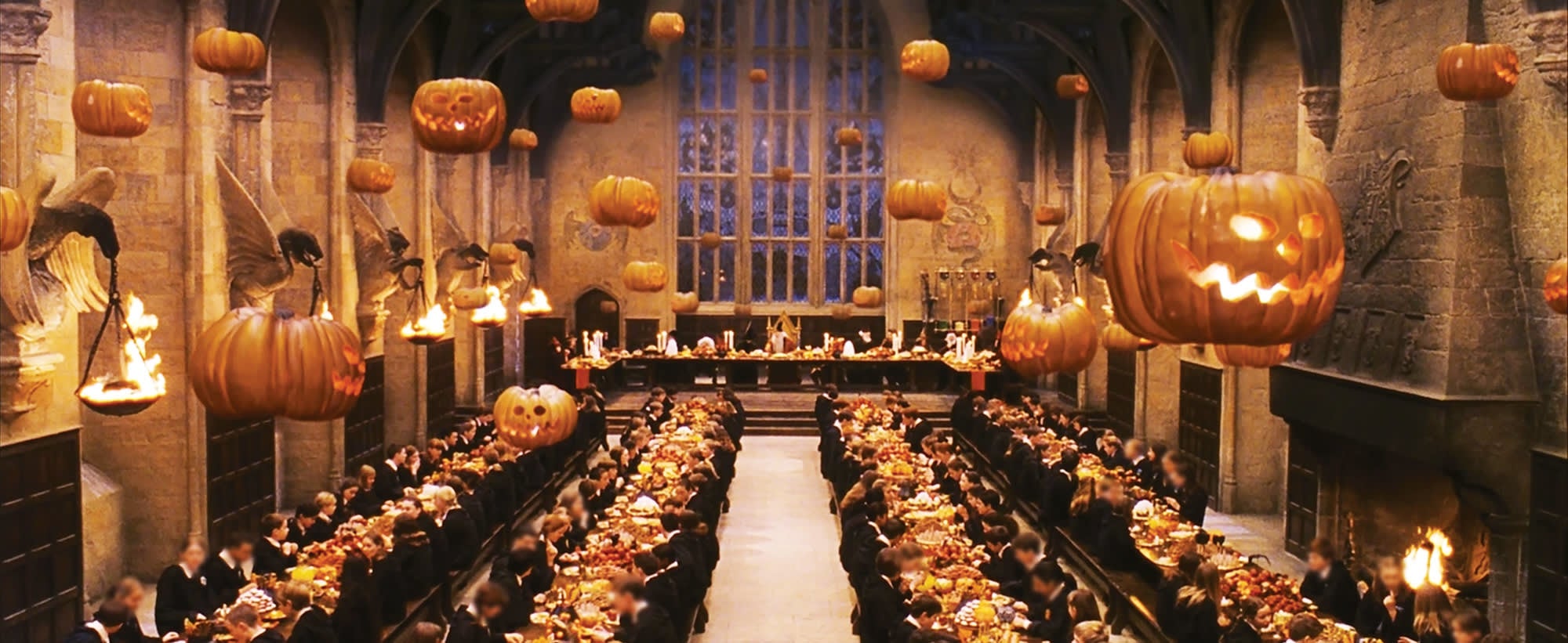 As cenas do Salão Principal em Harry Potter fizeram crianças de todo o mundo babarem de inveja, mas na verdade não foram tão divertidas de filmar. Como as cenas demoraram vários dias para serem filmadas, os atores só puderam comer a comida durante o primeiro dia de filmagem. Isso ocorreu porque os mesmos pratos ficaram no set por um longo período. De acordo com o ator Warwick Davis, que interpretou Flitwick, por 