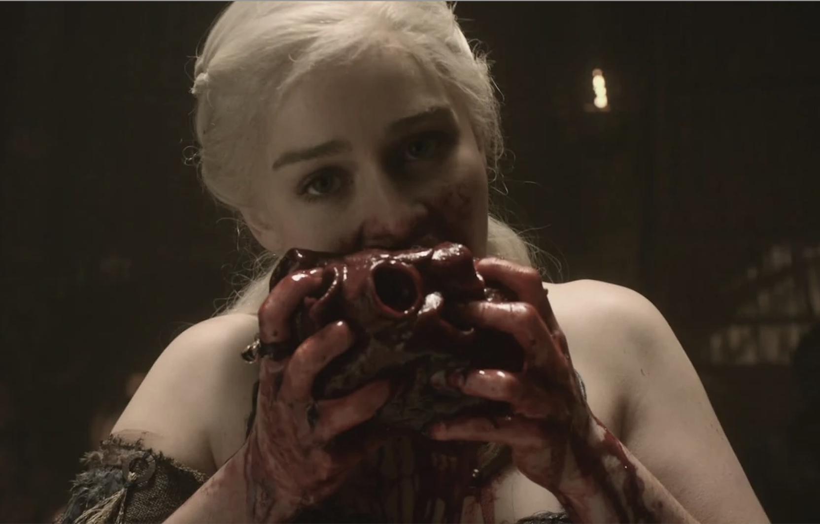 A cena em que Daenerys come o coração do cavalo pode ter sido chocante para os telespectadores, mas também para a própria Emilia Clarke, cuja cara de nojo era muito real. Embora ela não estivesse comendo um coração de verdade, ela estava comendo uma massa parecida com um ursinho de goma e uma mistura de sangue falso com gosto de água sanitária. O ator supostamente comeu 28 corações da mistura e vomitava entre as tomadas.