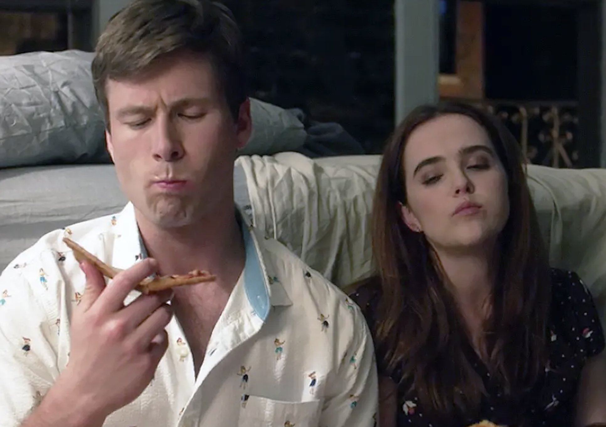 A cena em si não era necessariamente nojenta para filmar – foi o que aconteceu com Zoey Deutch durante as filmagens que a tornou memorável. Na cena, os personagens de Deutch e Glen Powell estão comendo pizza enquanto se abraçam. Mas para conseguir as doses de que precisavam, Deutch teve que continuar comendo dose após dose – eventualmente consumindo quatro pizzas grandes inteiras. 