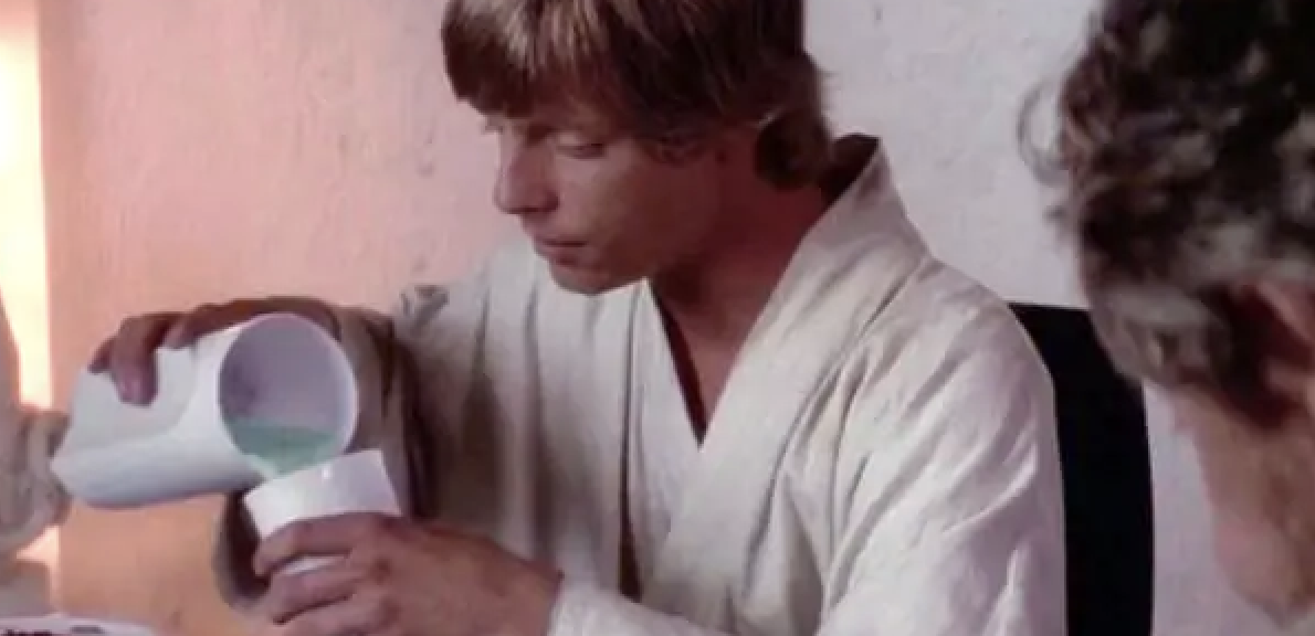 Os fãs de Star Wars reconhecerão a bebida com leite azul que Mark Hamill bebia durante os filmes, mas a coisa real era repugnante. “Mas, honestamente: o leite quente, oleoso e adocicado tingido de azul do filme era de engasgar,