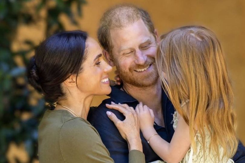 La princesa Lilibet comparte dulce momento con mamá y papá