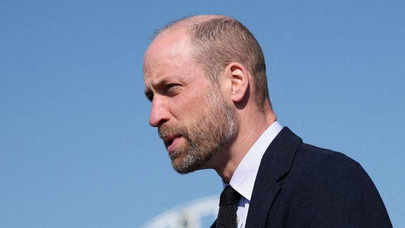 El príncipe William no puede darse el lujo de pelear con su padre, señaló un experto real.MEGA