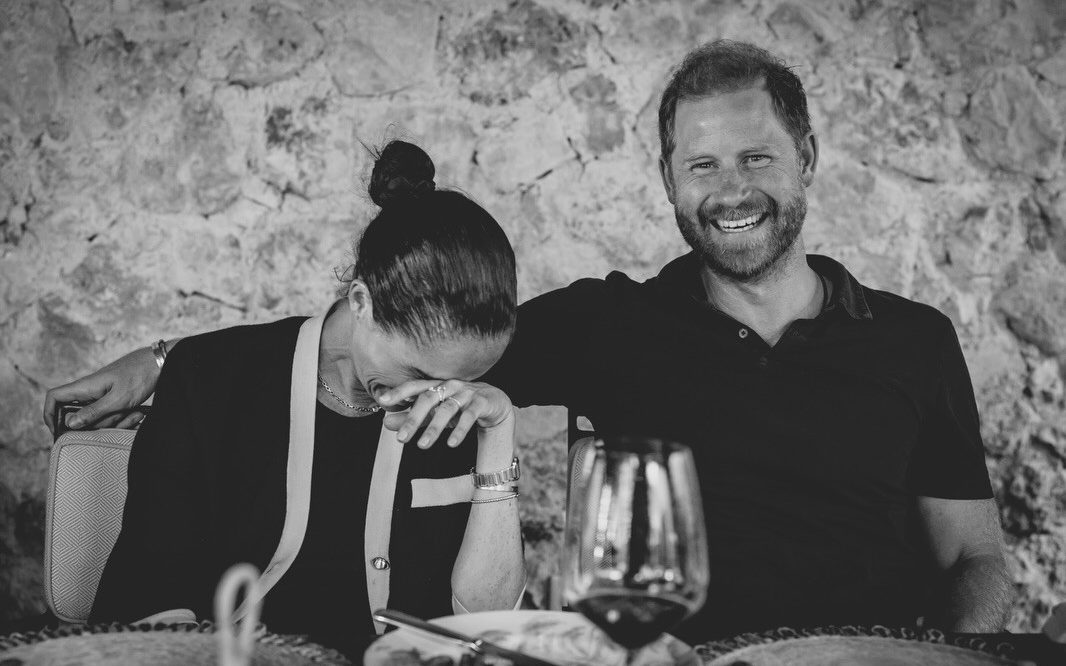 El duque y la duquesa se relajan durante la cena.