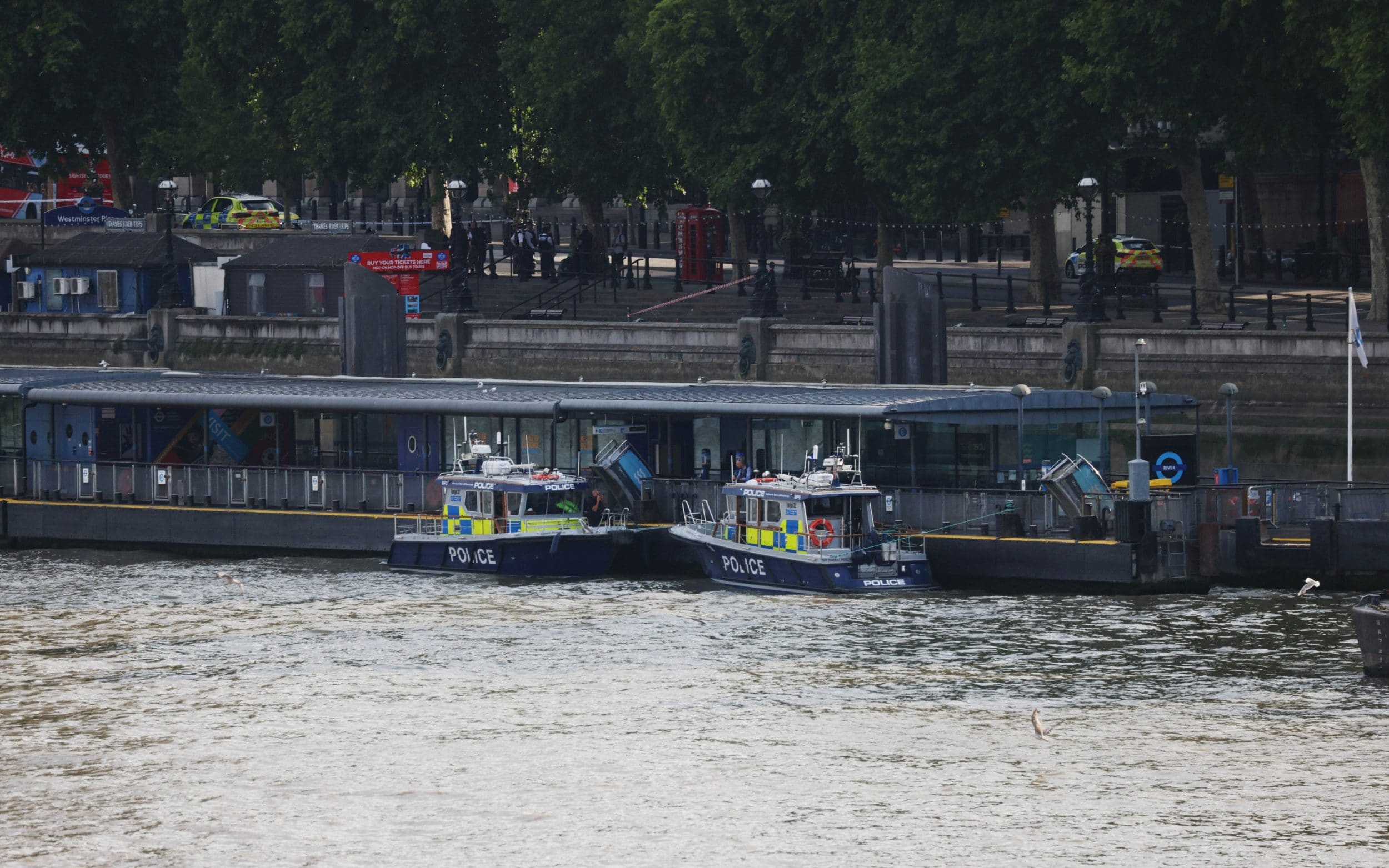52five Five officers injured after police boat crashes into Westminster Bridge ...