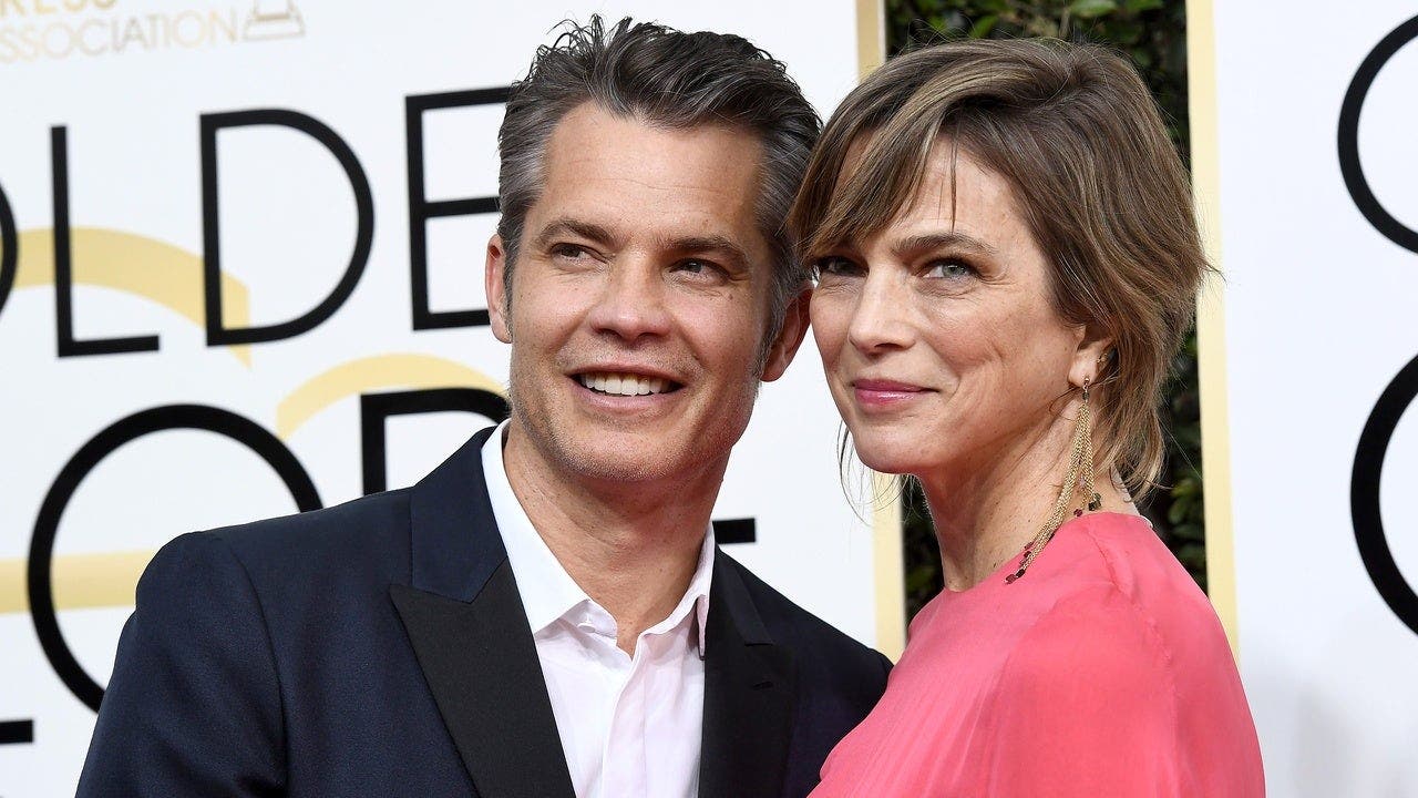 Timothy Olyphant e Alexis Knief chegam ao Beverly Hilton Hotel para o Globo de Ouro.
