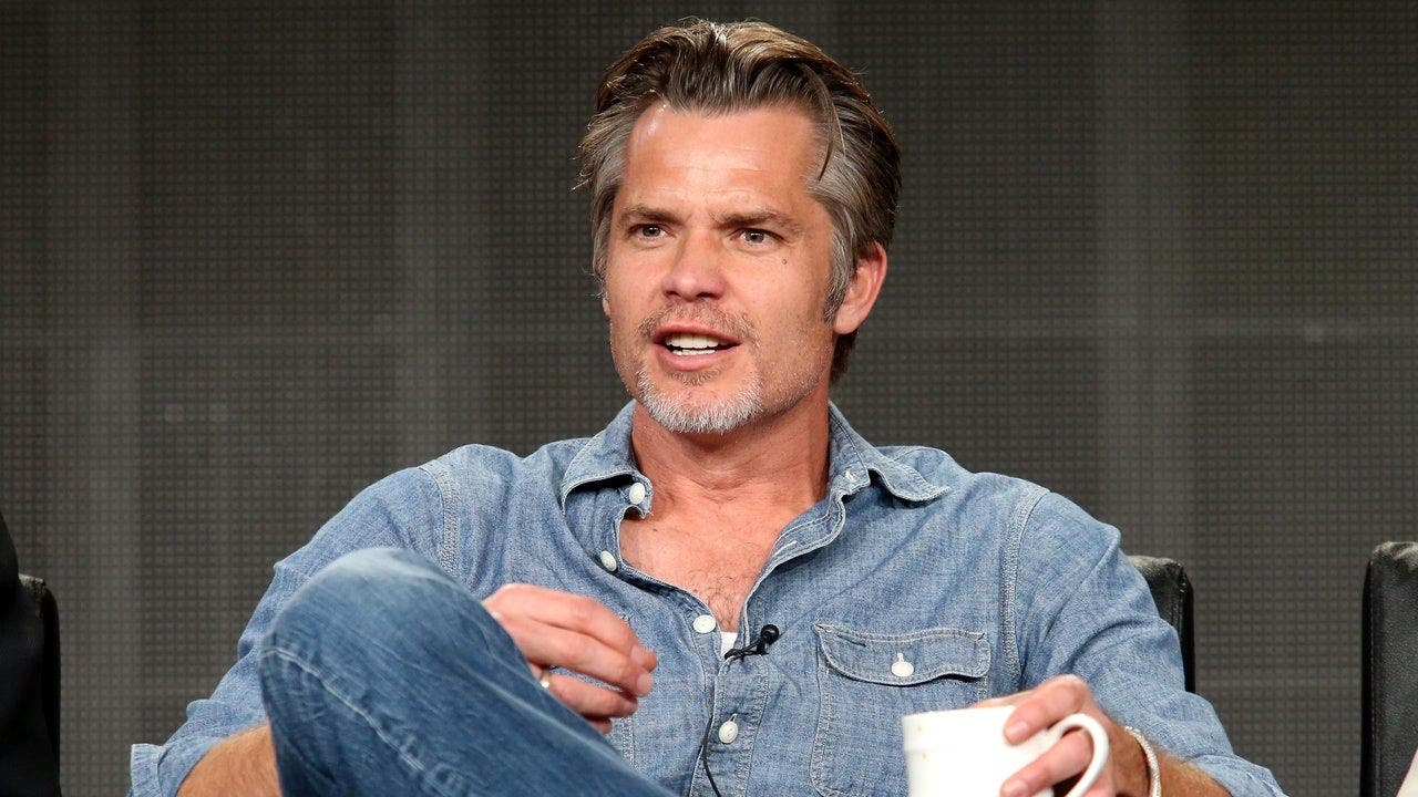 Timothy Olyphant habla en el escenario durante el panel de discusión Justified en la gira de prensa de la Asociación de Críticos de Televisión.