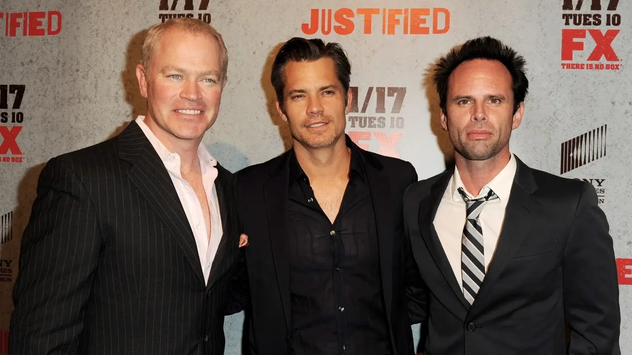 Neal McDonough, Timothy Olyphant e Walton Goggins chegam para uma estreia em Los Angeles.