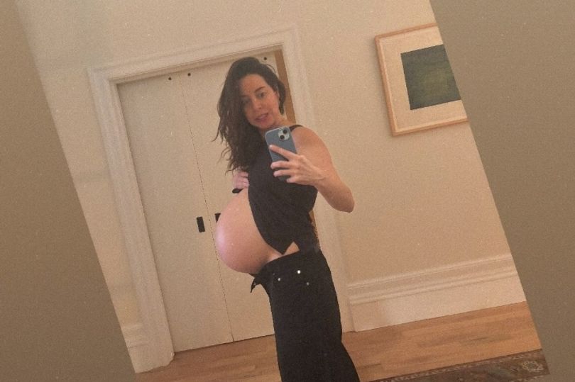 Aubrey Plaza showing off her bare baby bum