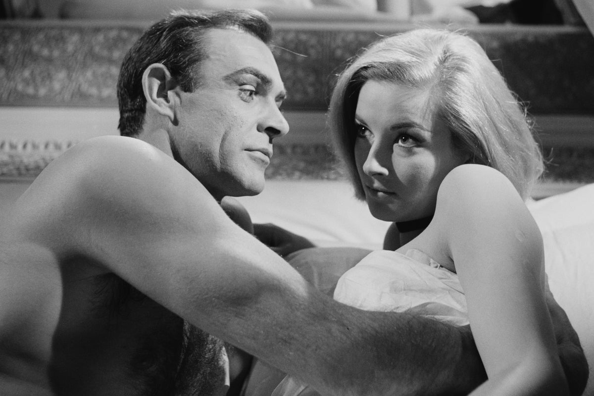 Fotografía de archivo de la actriz Trina Parks junto a Sean Connery en la película de James Bond Diamonds Are Forever.