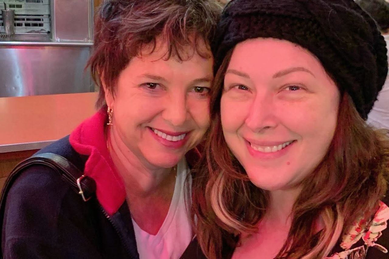 Kristy McNichol y Carnie Wilson posando juntasCrédito: Carnie Wilson/Facebook