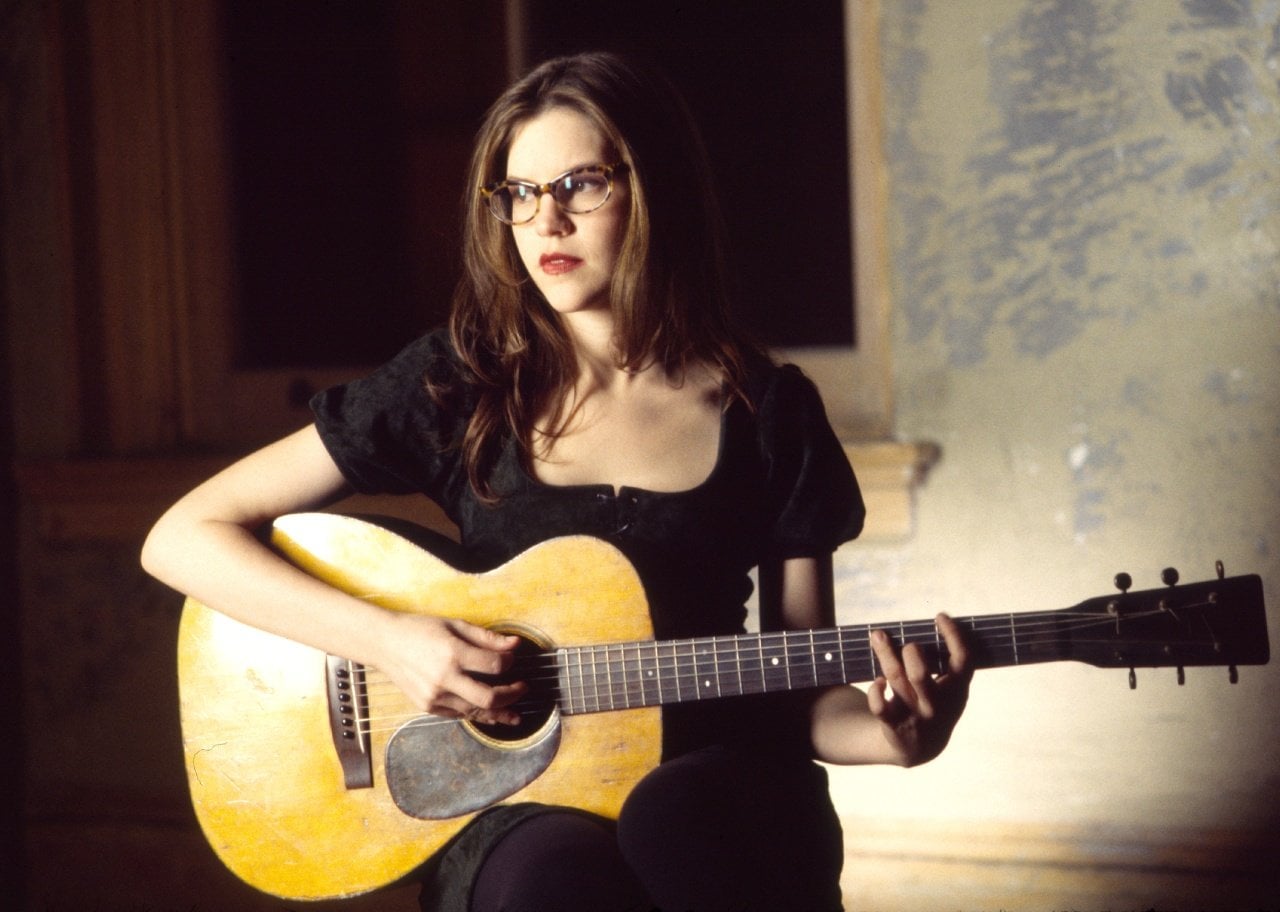 Lisa Loeb playing guitar. - 