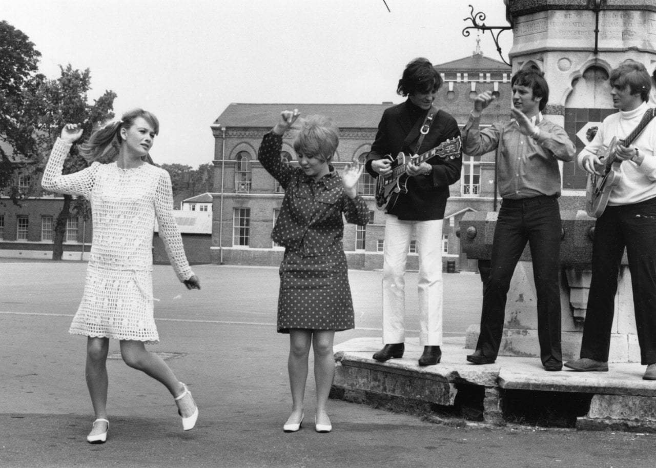 Lulu band members dancing. - 