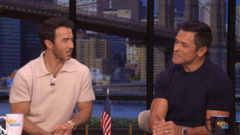 Kelly Ripa asked her husband to take a look at her wounds even though she is not supposed to. Live With Kelly and Mark