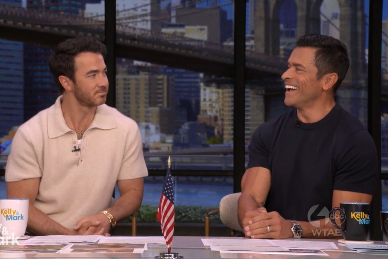Kevin Jonas e Mark Consuelos em 'Live With Kelly and Mark'Crédito: ABC