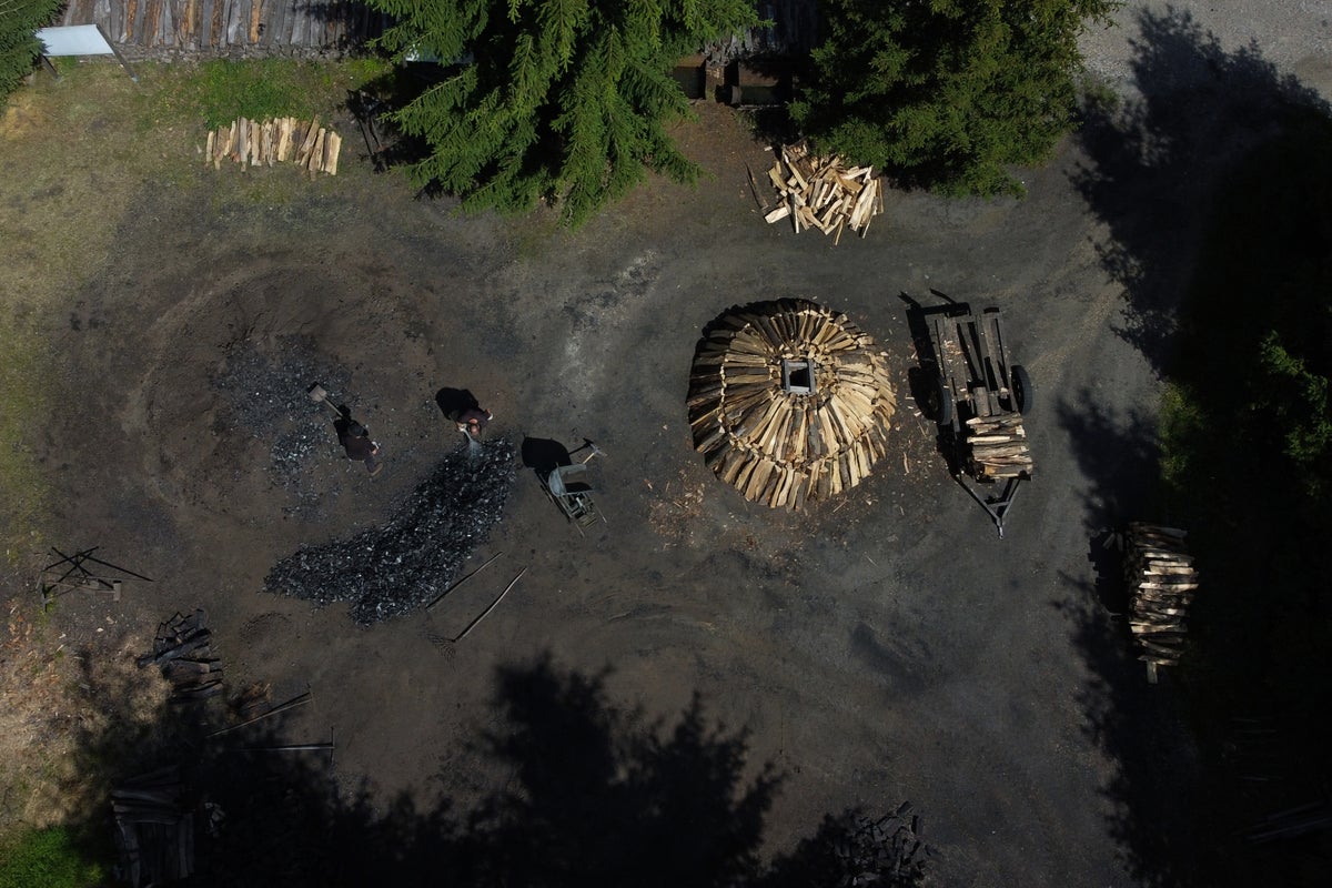 Die traditionelle Holzkohleproduktionsstätte in der Nähe von Hasselfelde im Harz, Deutschland (Copyright 2026 The Associated Press. Alle Rechte vorbehalten)