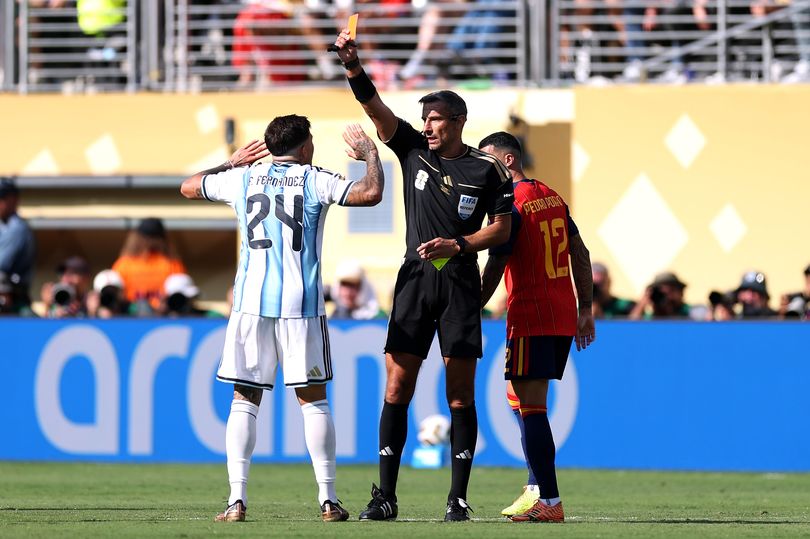 Chính thức: Trọng tài điều khiển trận chung kết World Cup 2026 giải nghệ 2 Slavko Vincic shows a red card to Enzo Fernandez during the World Cup final