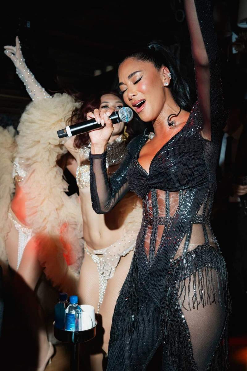 This past weekend, The h.wood Group and Chase returned out east, transforming Mary Lou’s Montauk into Delilah Montauk Presented by Chase Sapphire Reserve. Pictured: Nicole Scherzinger. Credit: Holland Clement
