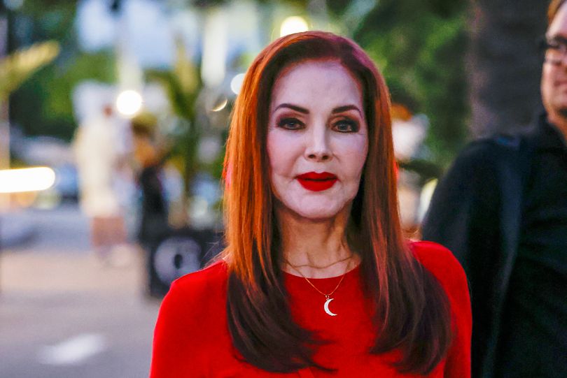 بريسيلا بريسلي، 81 عامًا، تذهل المشجعين في مشهد نادر في حفل شوبيز في مايوركا