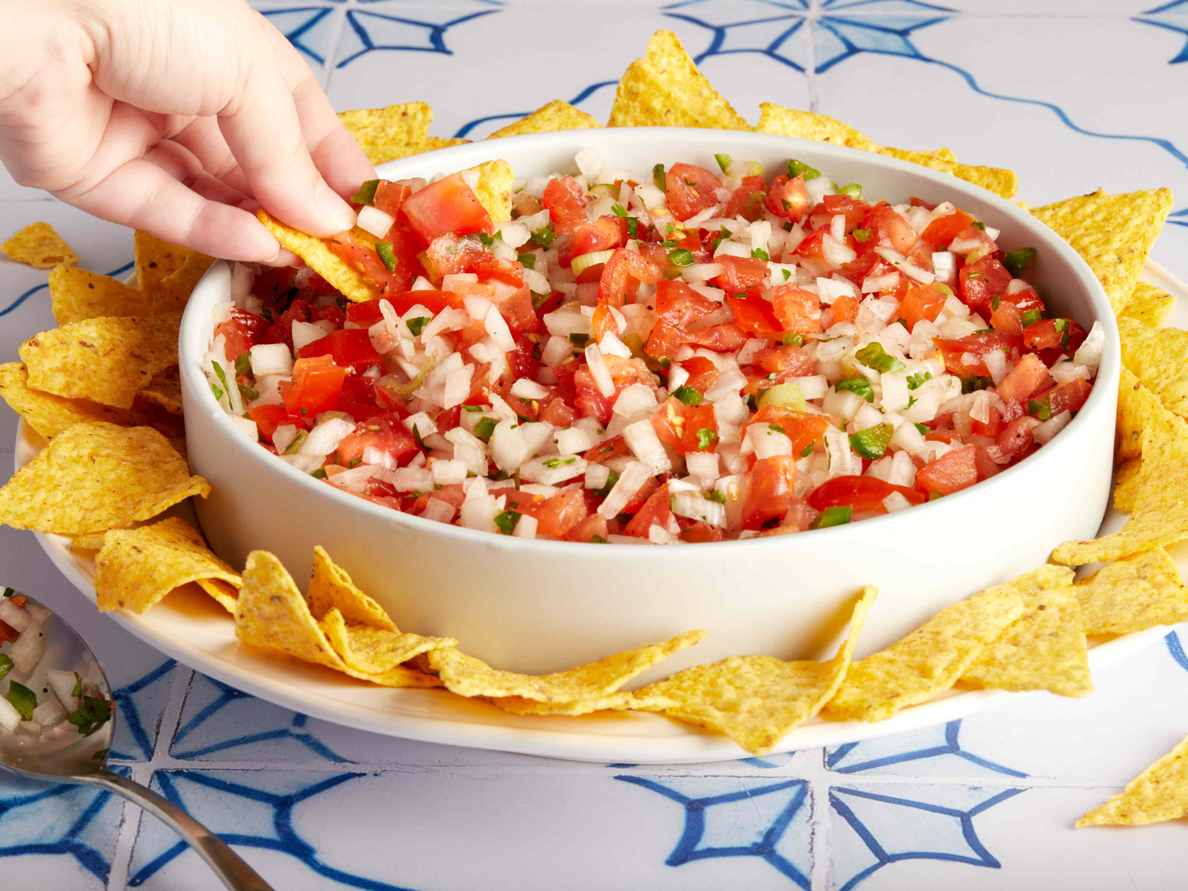 Ex-Girlfriend's Mom's Pico de Gallo Is So Good, Fans Eat It by the Spoonful