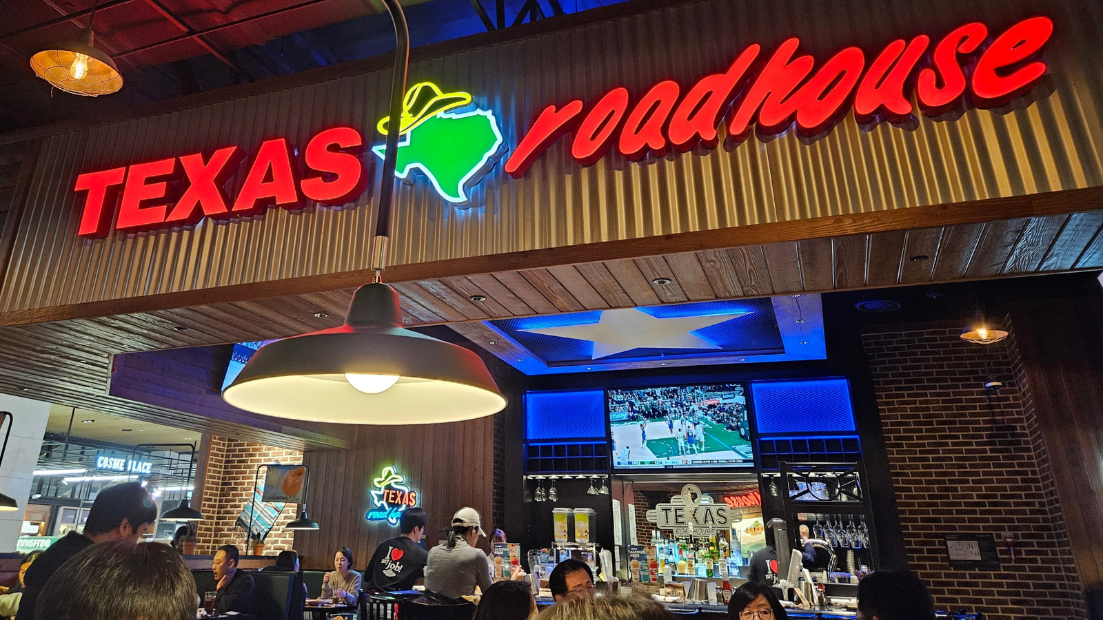The Unique Birthday Tradition You'll Only Find At Texas Roadhouse