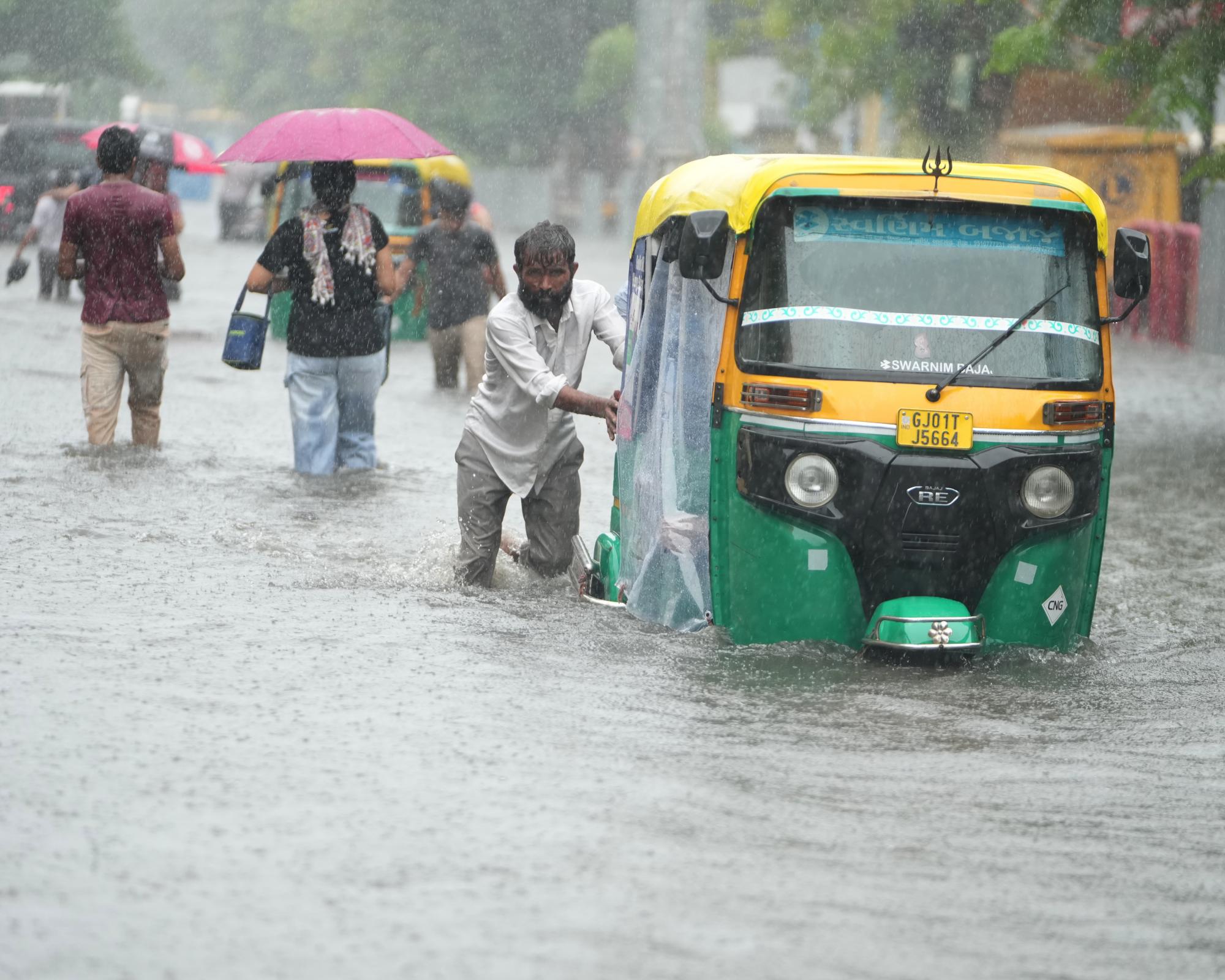 India's monsoon in danger as El Niño predicted to bring hot and dry global conditions, experts warn