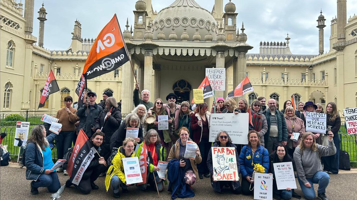 Museum staff agree deal after contract strikes