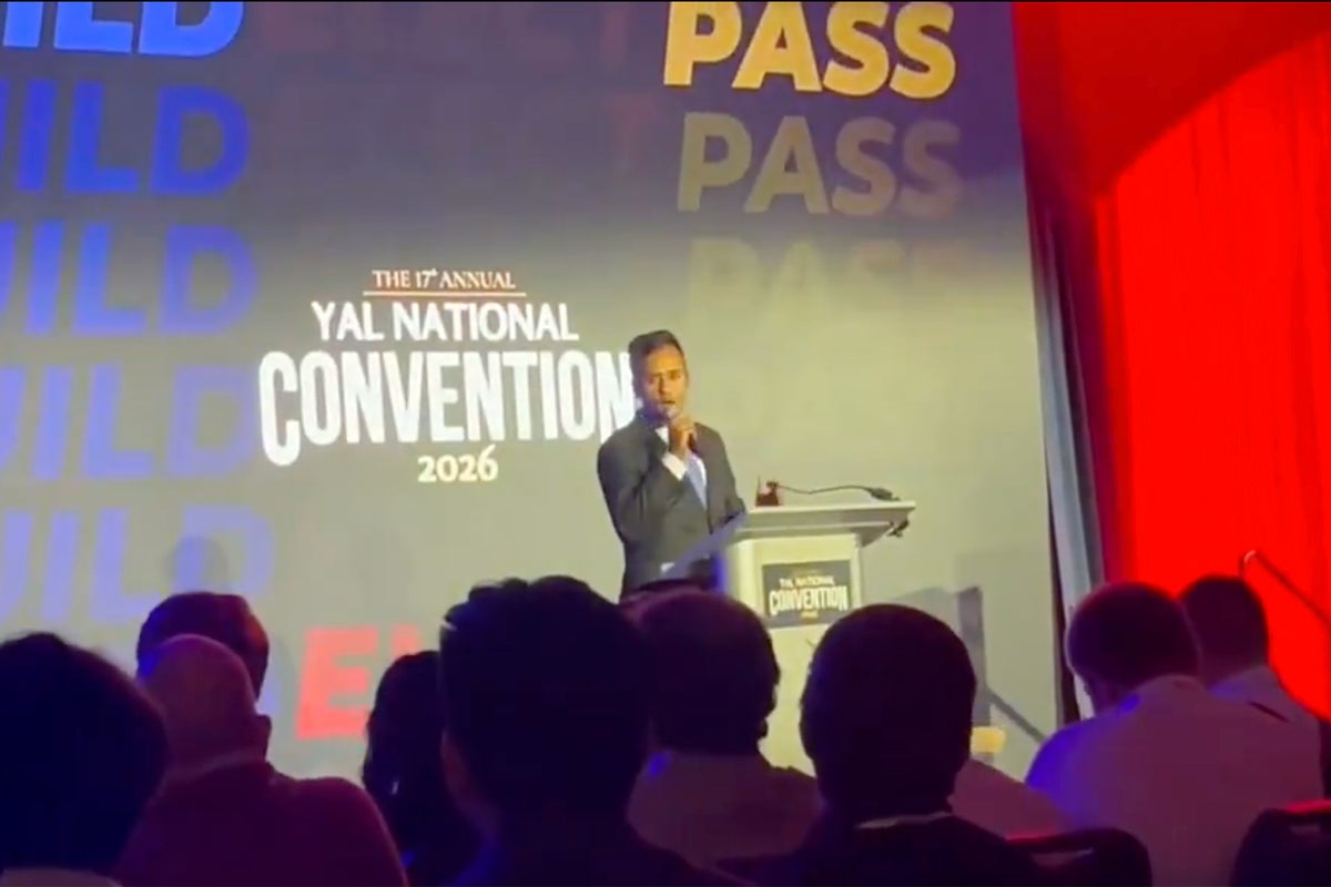 Vivek Ramaswamy’s awkward campaign speech ends in minutes as he’s booed and heckled