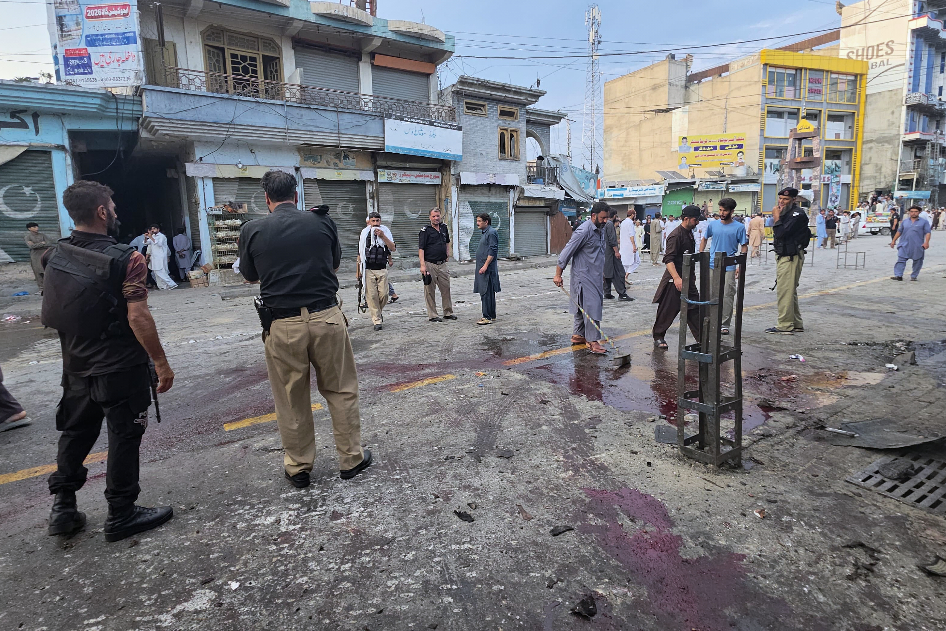 Pakistan suicide bombing at antimilitant rally kills 14
