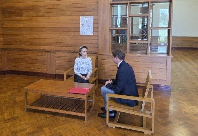 Aung San Suu Kyi meets Red Cross official in rare Myanmar visit