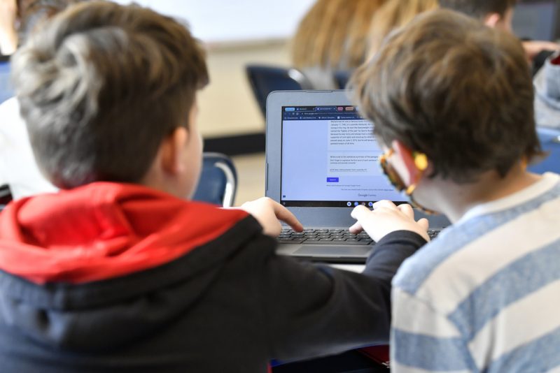 New bill would notify parents of unsafe AI use
