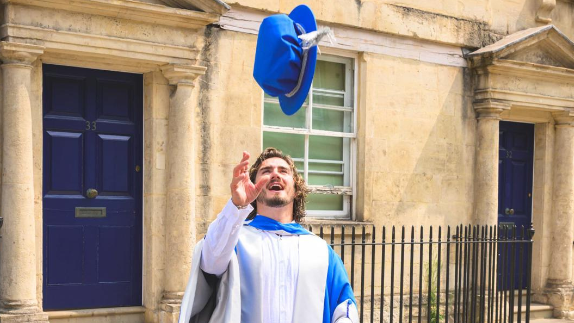 Former addict gets doctorate for homeless haircuts