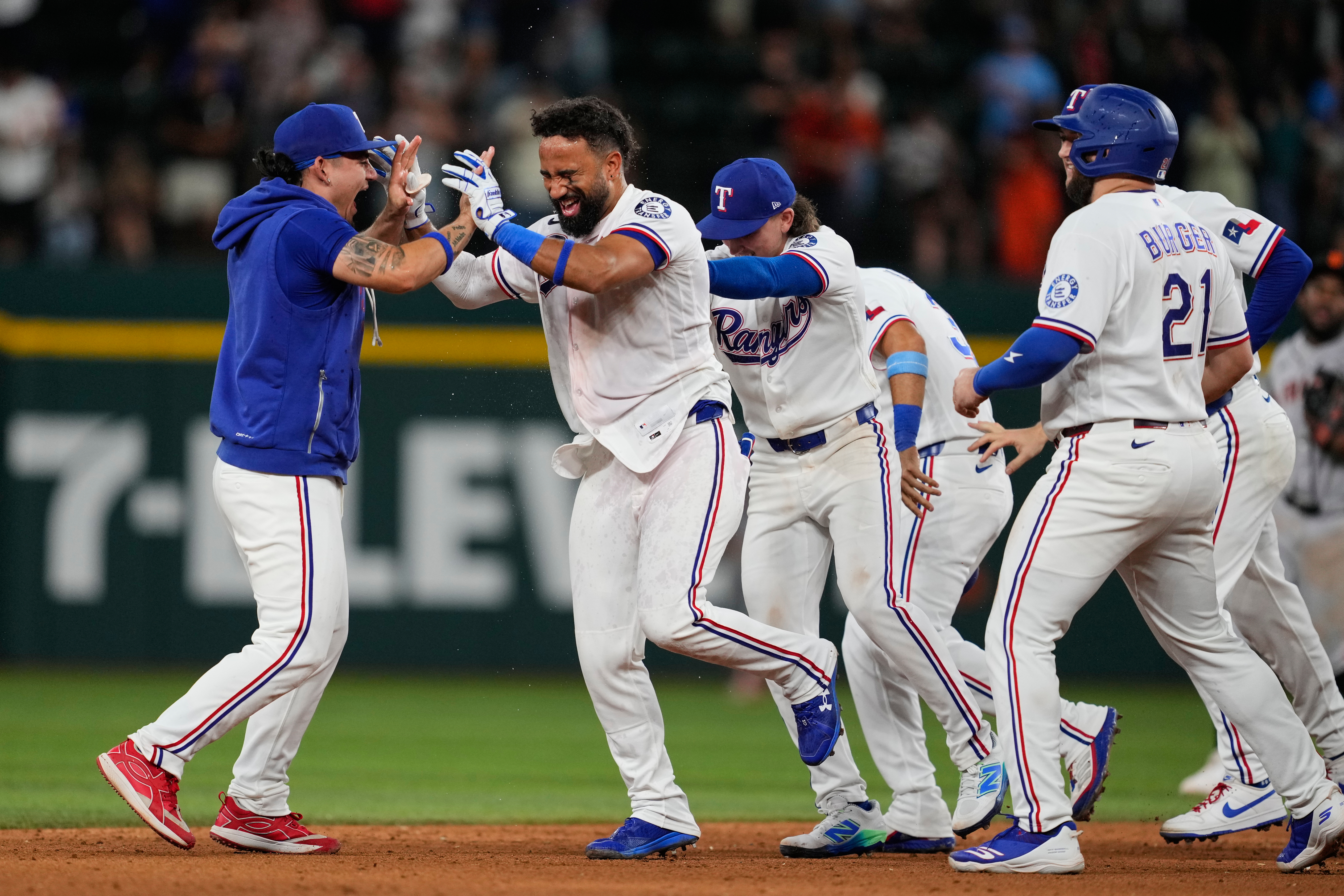 New Photo - Ezequiel Duran has 4 RBIs as Rangers beat Giants 5-4 to end season-worst 6-game losing streak
