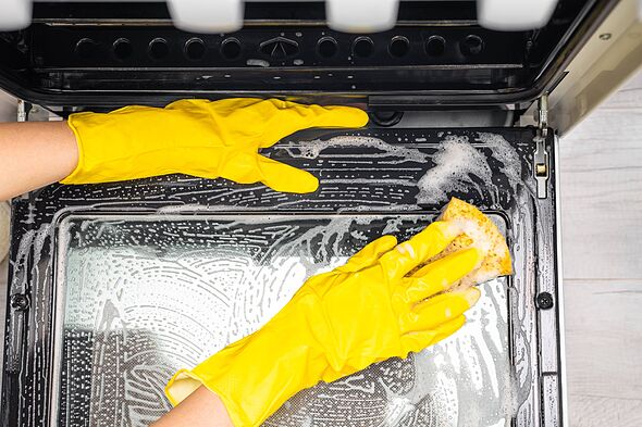 Oven glass will sparkle if you ditch vinegar and baking soda for better natural item
