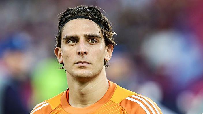 Hull sign goalkeeper Tzolakis for club-record fee
