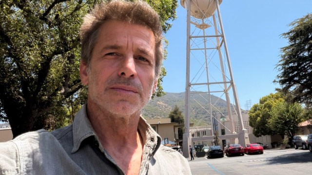 Zack Snyder Is Hanging Out at WB & Justice League Fans Have 1 Thing To Say