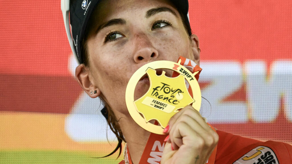 Le Court Pienaar wins stage six at women's Tour de France as Reusser keeps lead