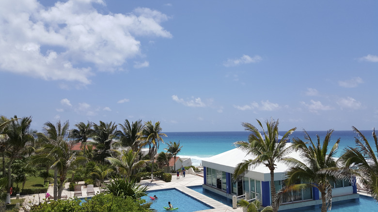 Widok na basen w ośrodku Solymar Beach Resort w Cancun