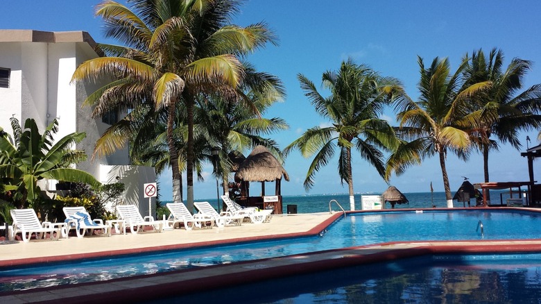 Widok na basen w Ocean View Cancun Arenas