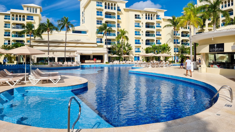 Basen w ośrodku Oasis Palm Cancun