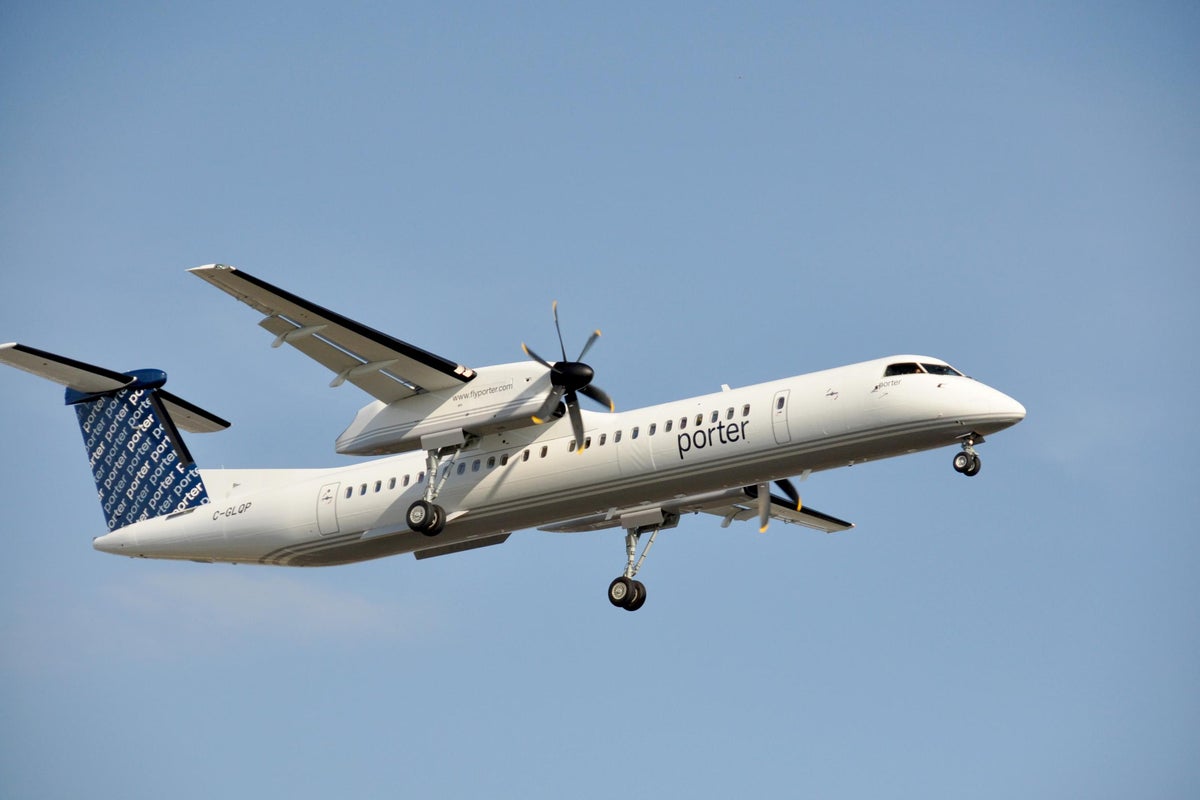 Flight cancelled after child refuses to sit down and fasten seatbelt - AOL