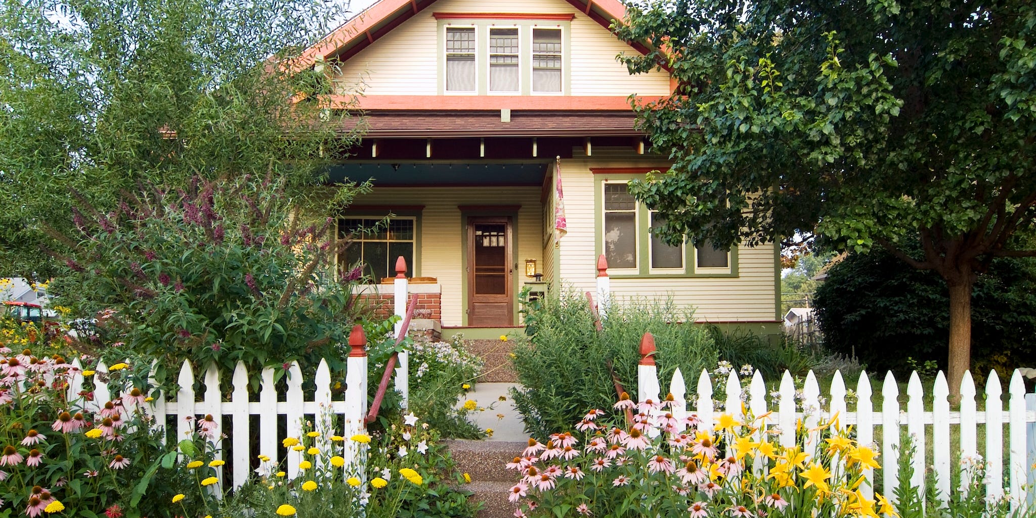 7 Features Landscape Designers Always Notice First in a Yard - AOL