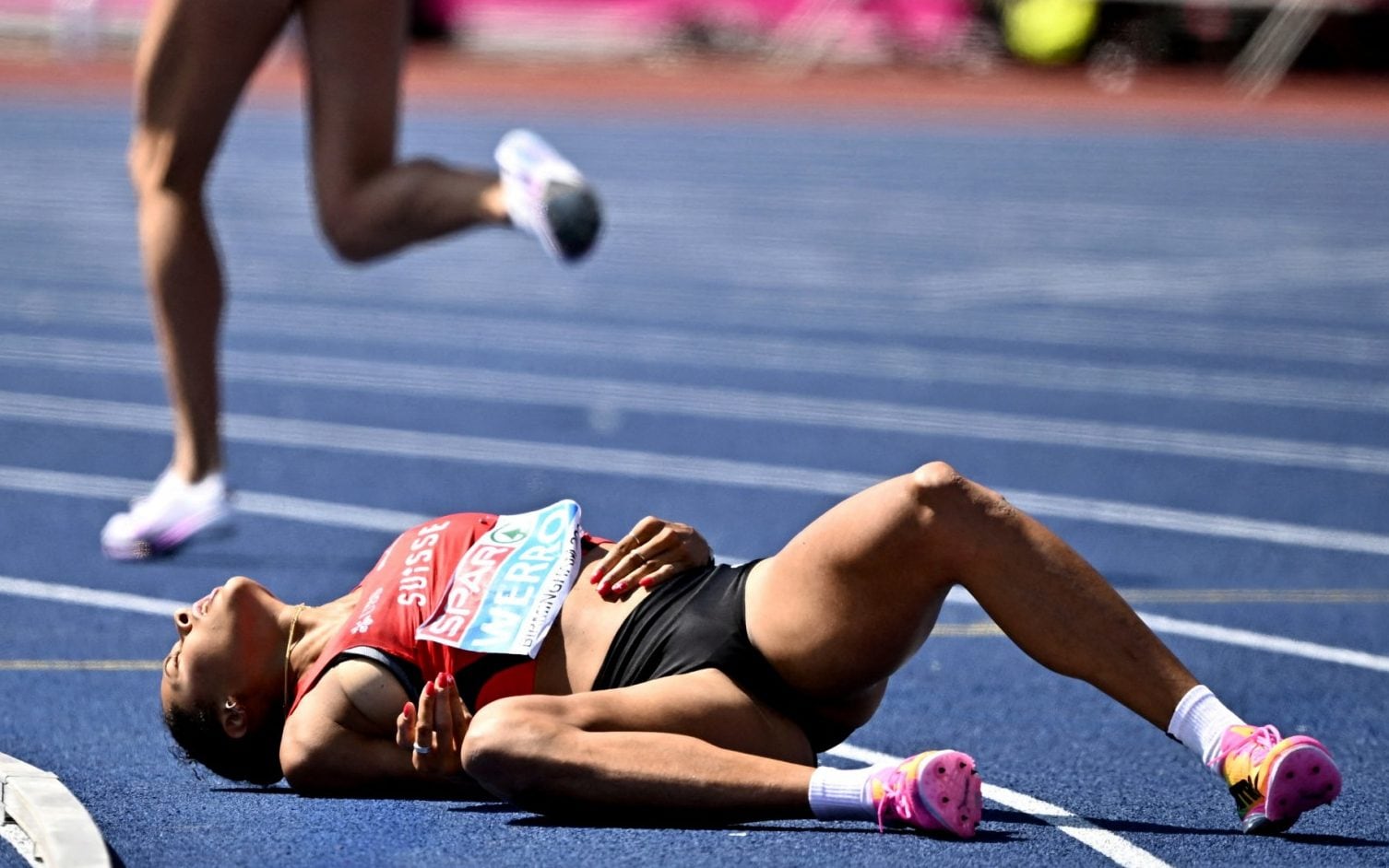 Watch: Keely Hodgkinson's rival tripped during semi-final