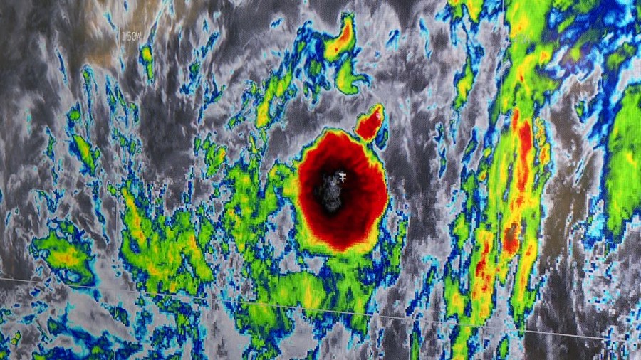 Storm near Hawaii gaining energy from warm waters